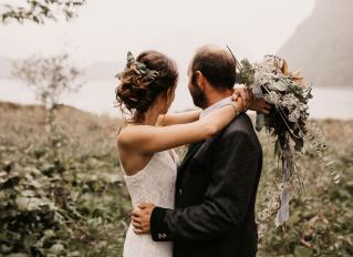 Hochzeitspaar blickt auf den Grundlsee